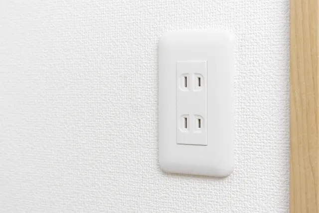 白い壁に取り付けられた2口コンセント