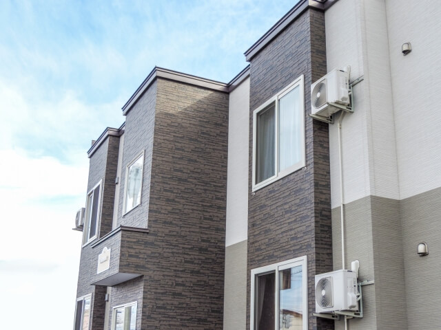 ツートンカラーの外壁が特徴的な、モダンな住宅の外観