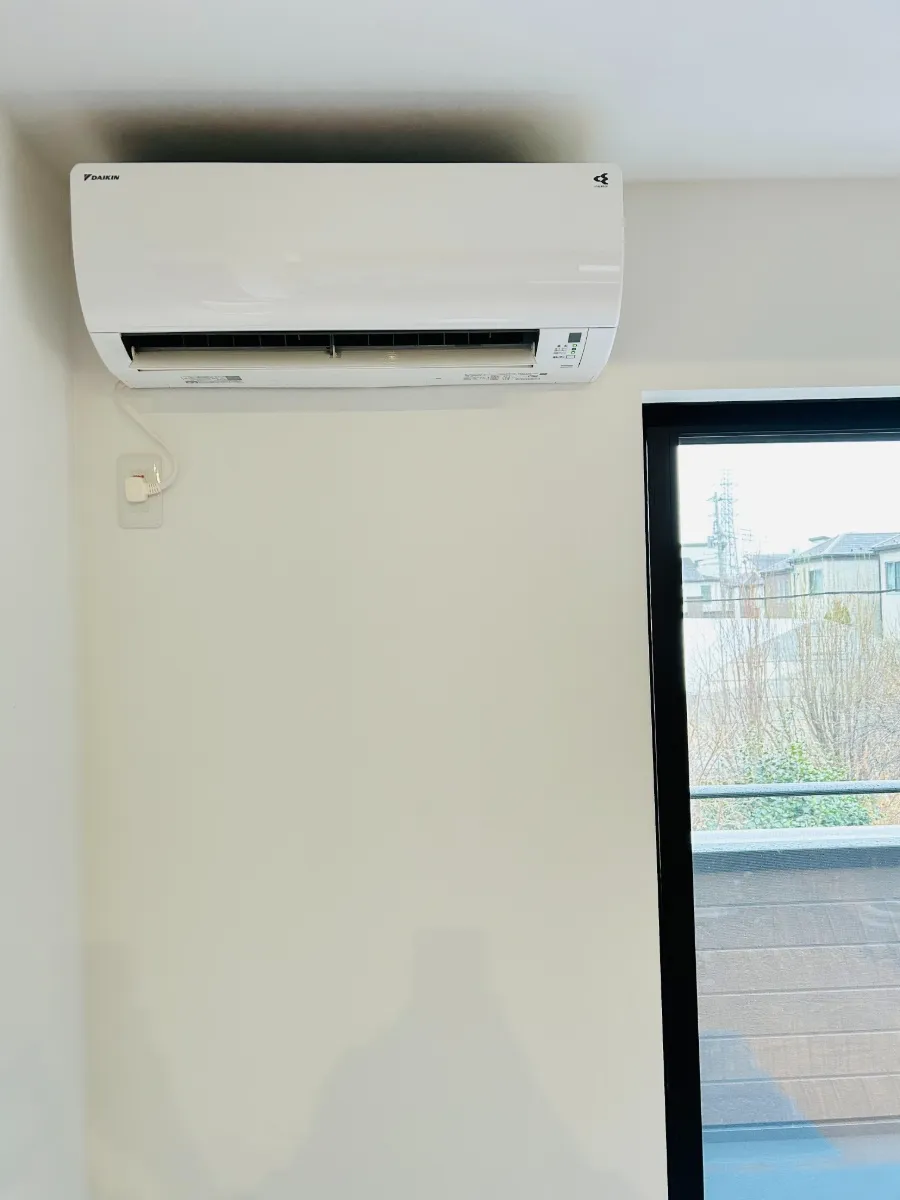 壁に新しく設置されたダイキン製のエアコン