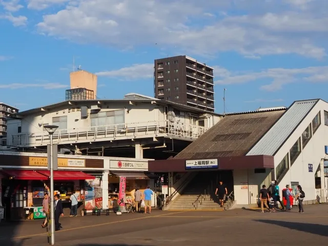 ふじみ野市の上福岡駅の駅前。階段と店舗が並ぶ駅舎の外観