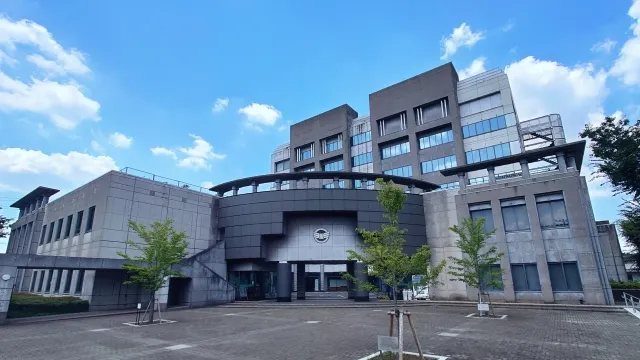 埼玉県三芳町役場の庁舎。青空を背景にしたモダンな灰色の建物